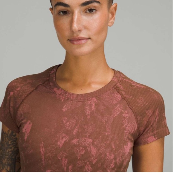 Lululemon Swiftly Tech Short Sleeve Shirt 2.0
Roasted Brown / Brier Rose - Picture 8 of 8